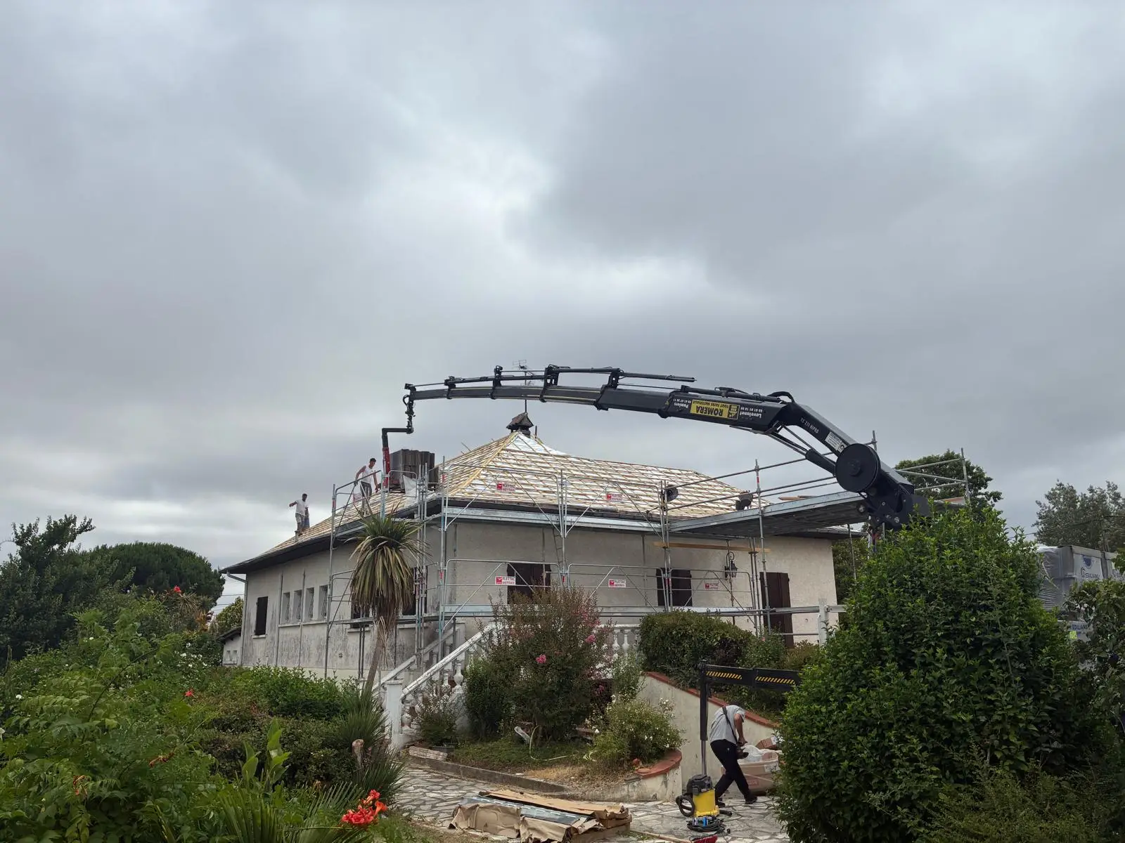 Pose de zinguerie neuve sur toiture en tuiles